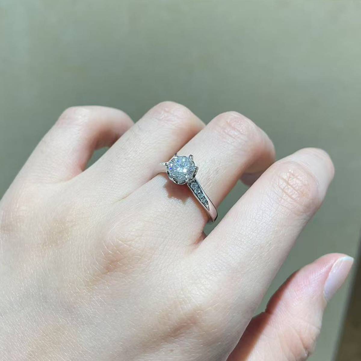 Single Head Women's Ring S925 Silver Plated Platinum Customized Selection Main Stone Moissanite 1.0ct/Sub Stone Cubic Zirconia